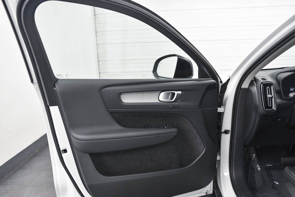 2025 Volvo XC40 B5 Plus Dark Theme Akron OH