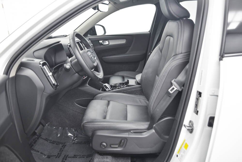 2025 Volvo XC40 B5 Plus Dark Theme Akron OH