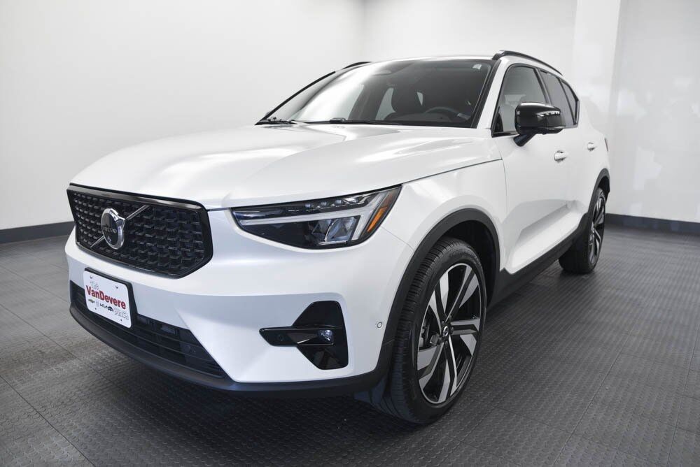 2025 Volvo XC40 B5 Plus Dark Theme Akron OH