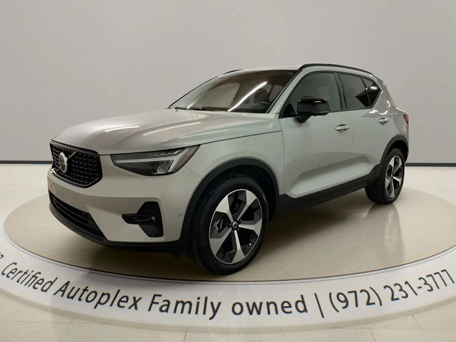 2025 Volvo XC40 B5 Plus Dark AWD's photo