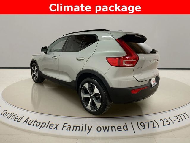 2025 Volvo XC40 B5 Plus Dark Theme