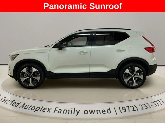 2025 Volvo XC40 B5 Plus Dark Theme