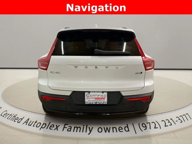 2025 Volvo XC40 B5 Plus Dark Theme