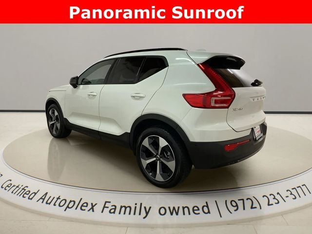2025 Volvo XC40 B5 Plus Dark Theme
