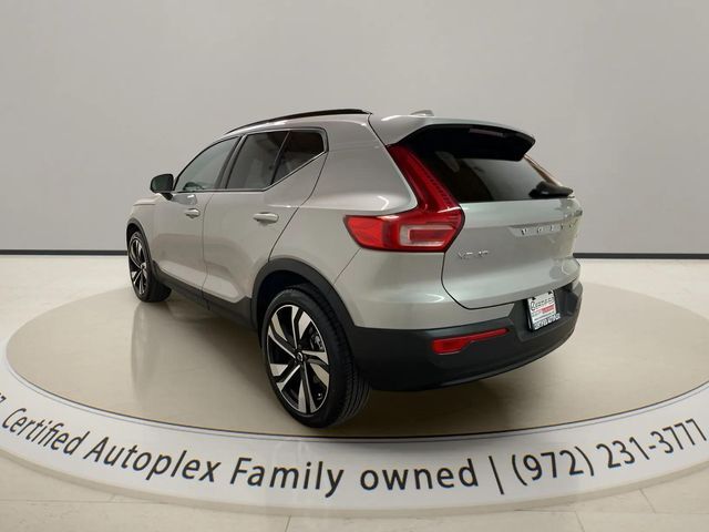2025 Volvo XC40 B5 Plus Dark Theme