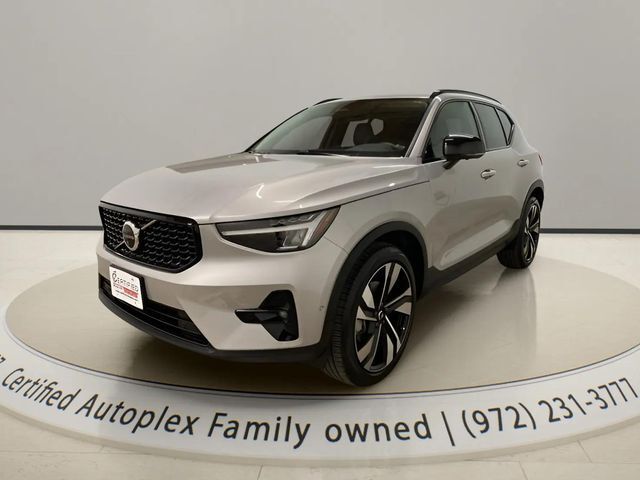 2025 Volvo XC40 B5 Plus Dark Theme