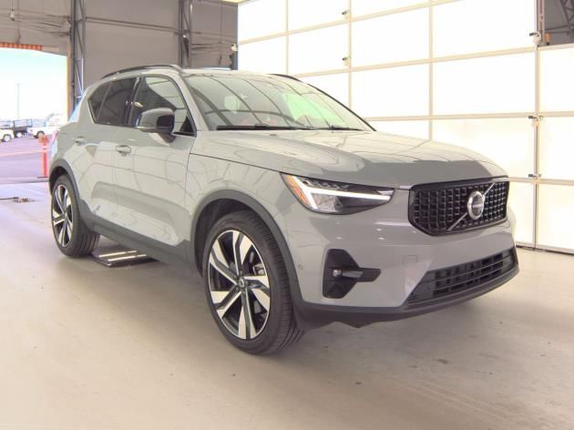 2025 Volvo XC40 B5 Plus Dark Theme Portland OR
