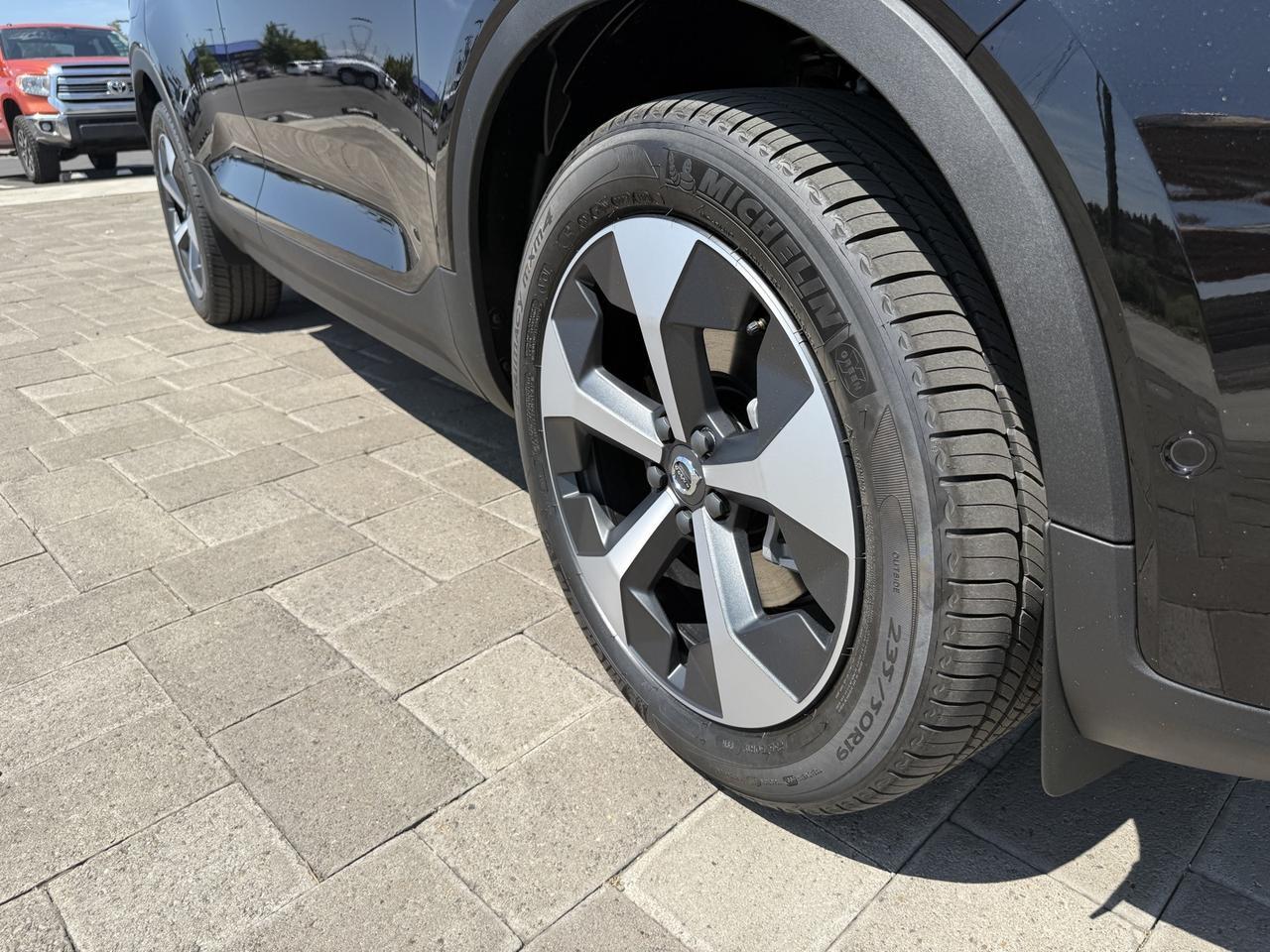 2025 Volvo XC40 B5 Plus Dark Theme Bend OR