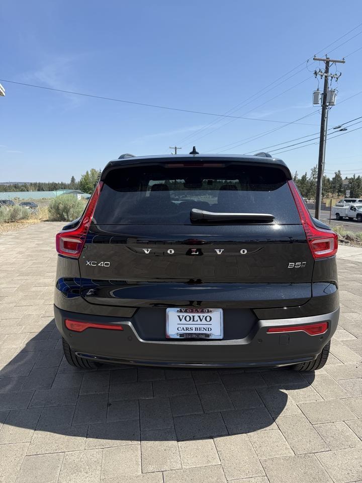 2025 Volvo XC40 B5 Plus Dark Theme Bend OR