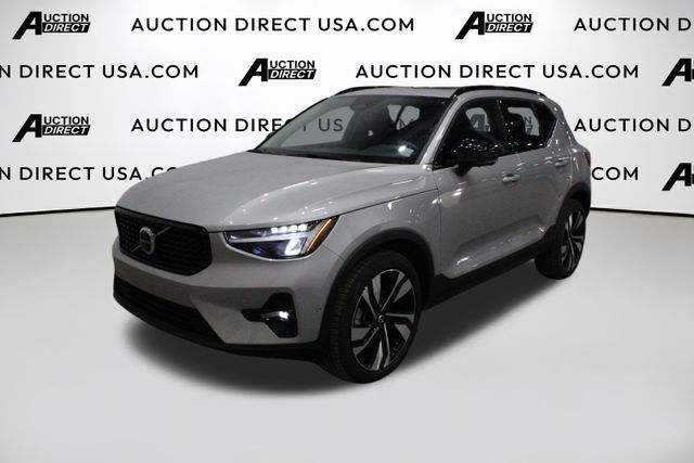2025 Volvo XC40 B5 Plus Dark Theme