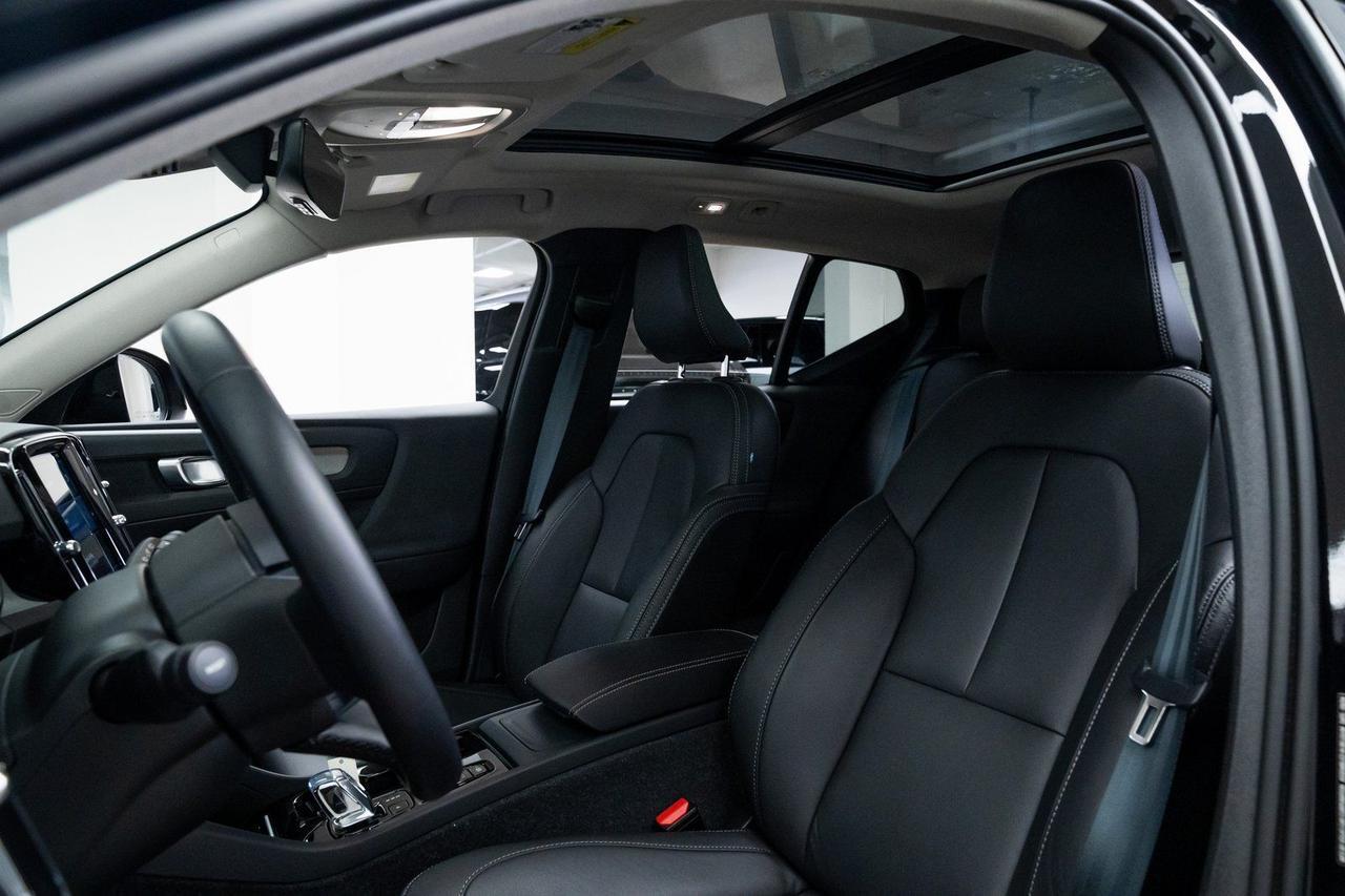 2025 Volvo XC40 B5 Plus Dark Theme Surround View Camera Panoramic Roof Portland OR