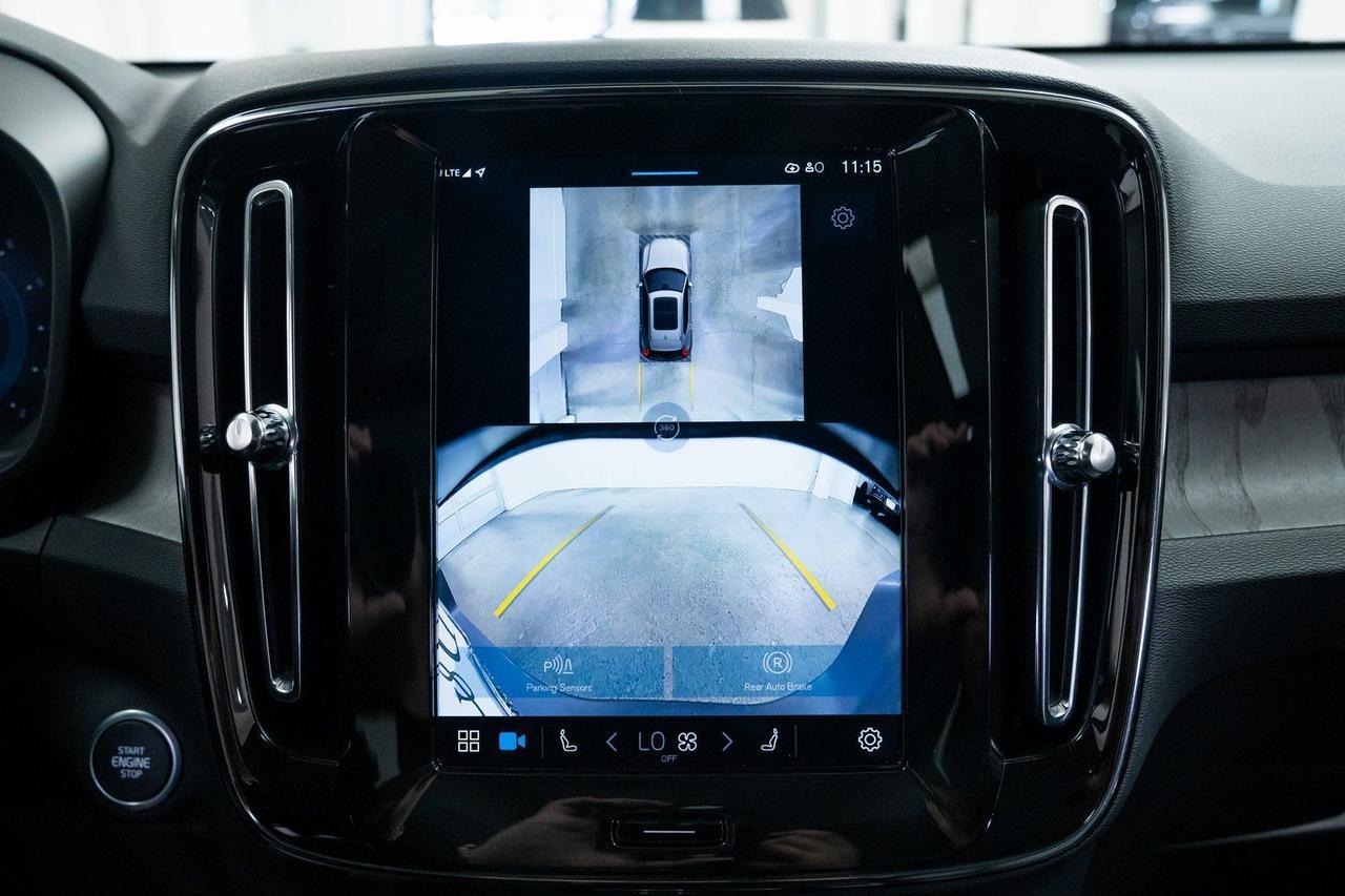 2025 Volvo XC40 B5 Plus Dark Theme Surround View Camera Panoramic Roof Portland OR