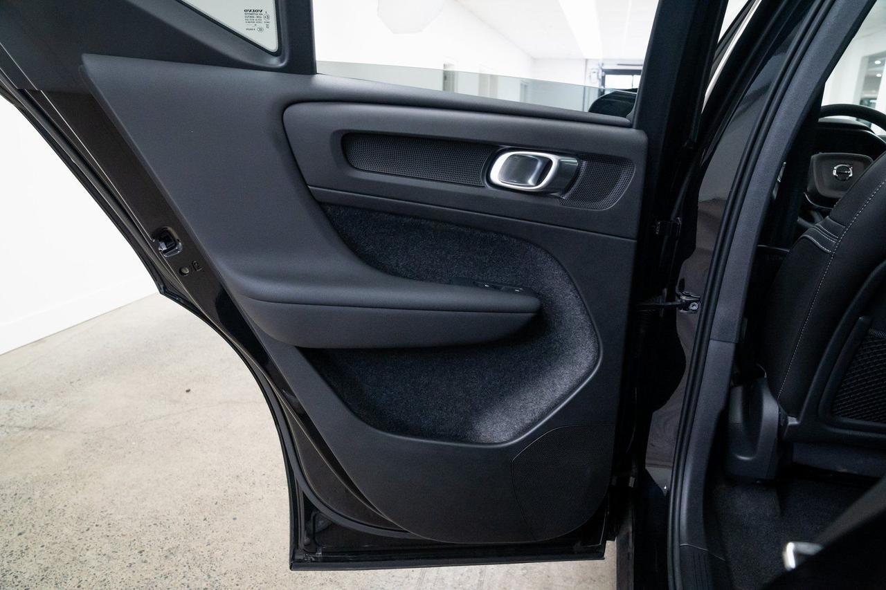 2025 Volvo XC40 B5 Plus Dark Theme Surround View Camera Panoramic Roof Portland OR