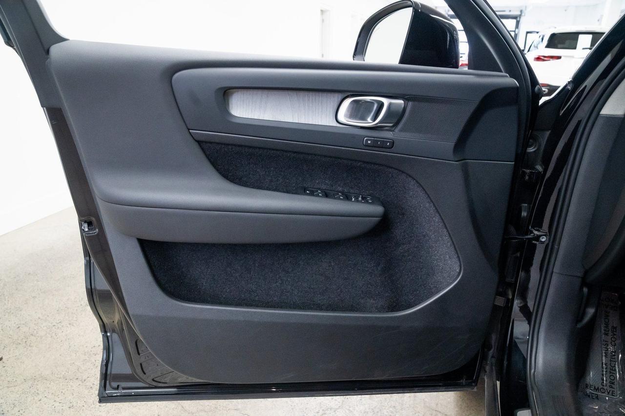 2025 Volvo XC40 B5 Plus Dark Theme Surround View Camera Panoramic Roof Portland OR