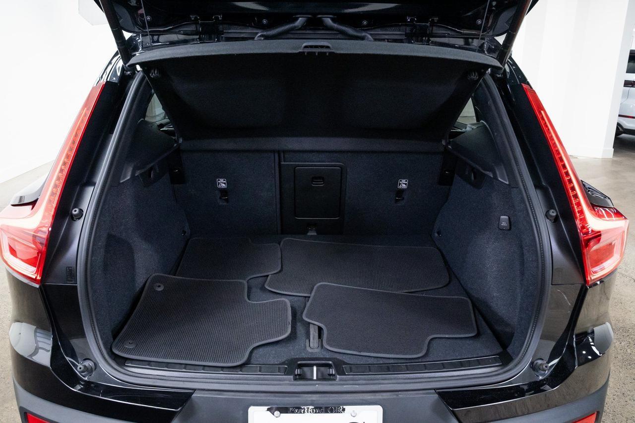 2025 Volvo XC40 B5 Plus Dark Theme Surround View Camera Panoramic Roof Portland OR