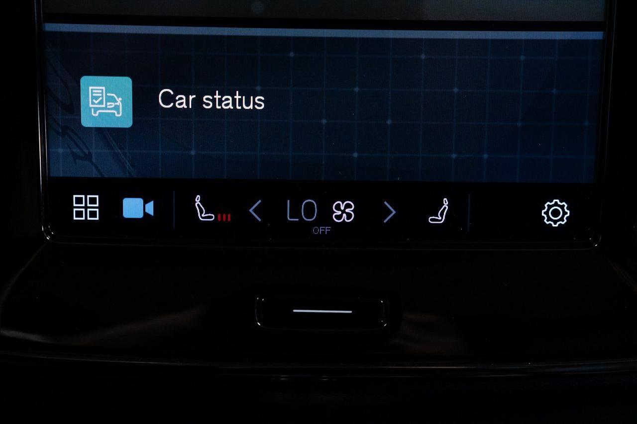 2025 Volvo XC40 B5 Plus Dark Theme Surround View Camera Panoramic Roof Portland OR