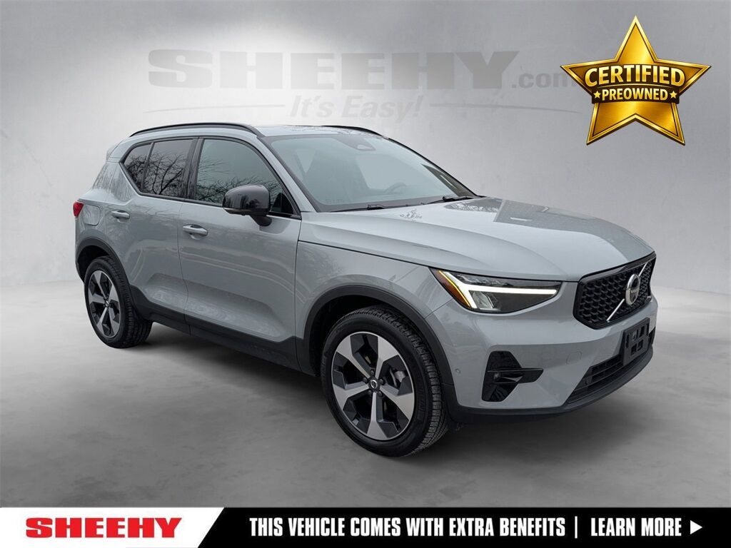 2025 Volvo XC40 B5 Plus Dark Theme