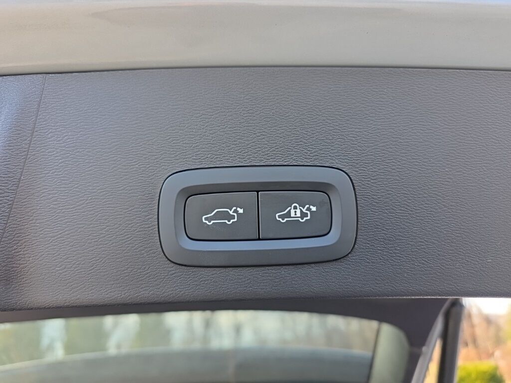 2025 Volvo XC40 B5 Plus Dark Theme Hunt Valley MD