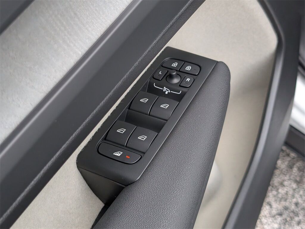 2025 Volvo XC40 B5 Plus Dark Theme Hunt Valley MD