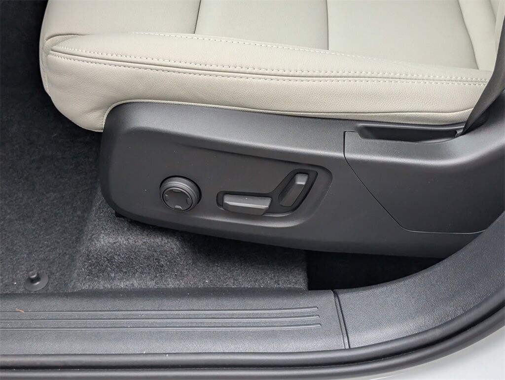 2025 Volvo XC40 B5 Plus Dark Theme Hunt Valley MD