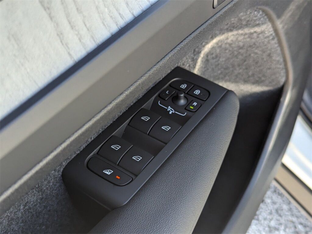2025 Volvo XC40 B5 Plus Dark Theme Hunt Valley MD