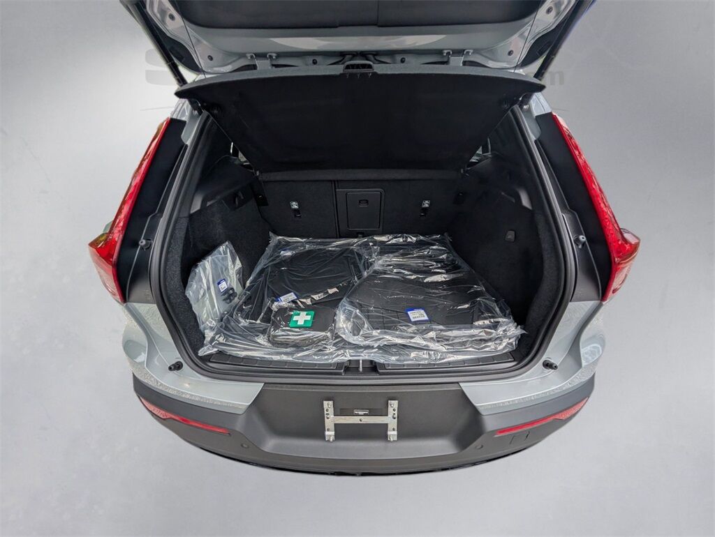 2025 Volvo XC40 B5 Plus Dark Theme Hunt Valley MD