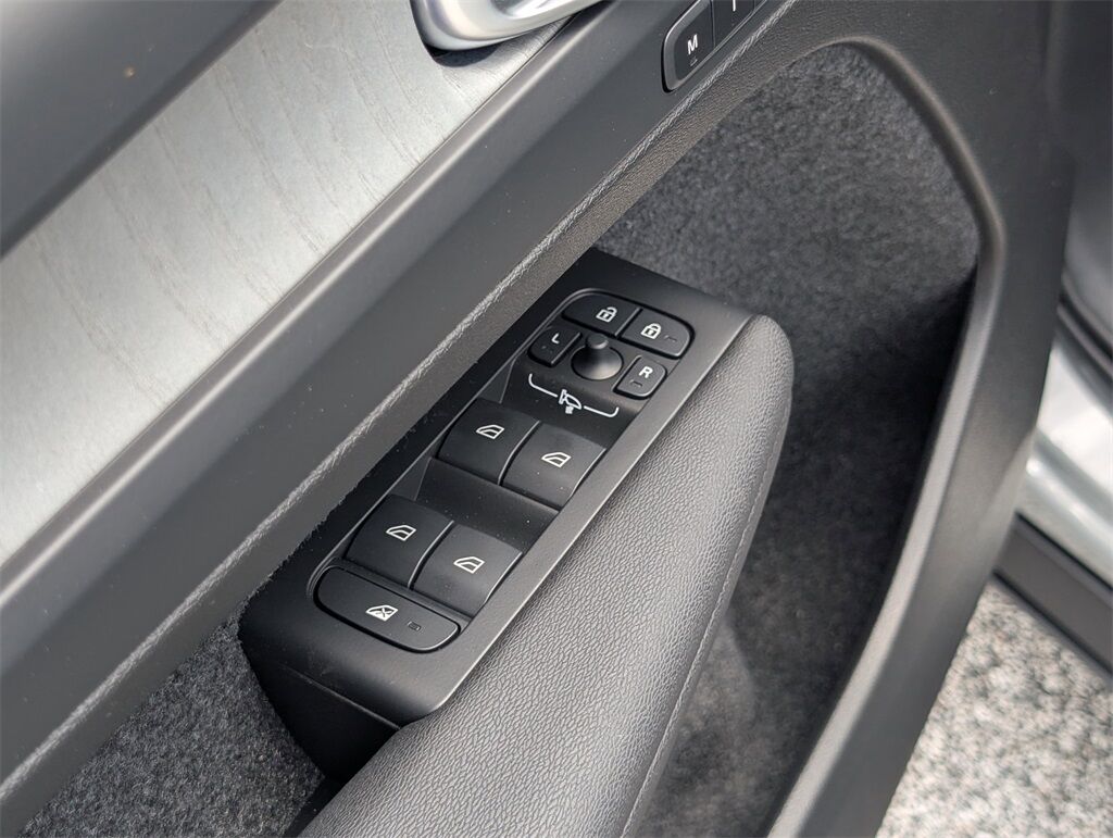 2025 Volvo XC40 B5 Plus Dark Theme Hunt Valley MD