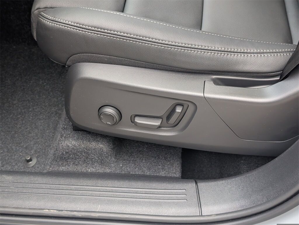 2025 Volvo XC40 B5 Plus Dark Theme Hunt Valley MD