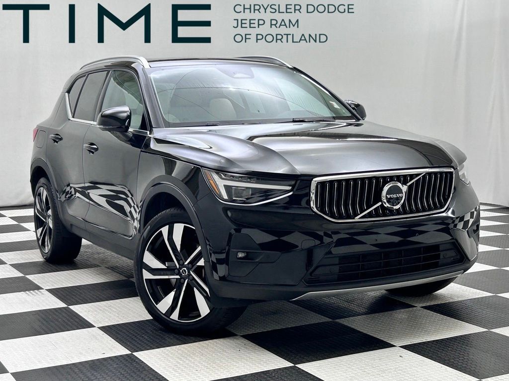 2025 Volvo XC40 B5 Ultra Bright Theme