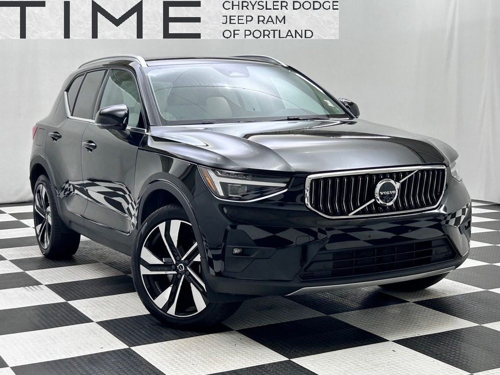 2025 Volvo XC40 B5 Ultra Bright Theme