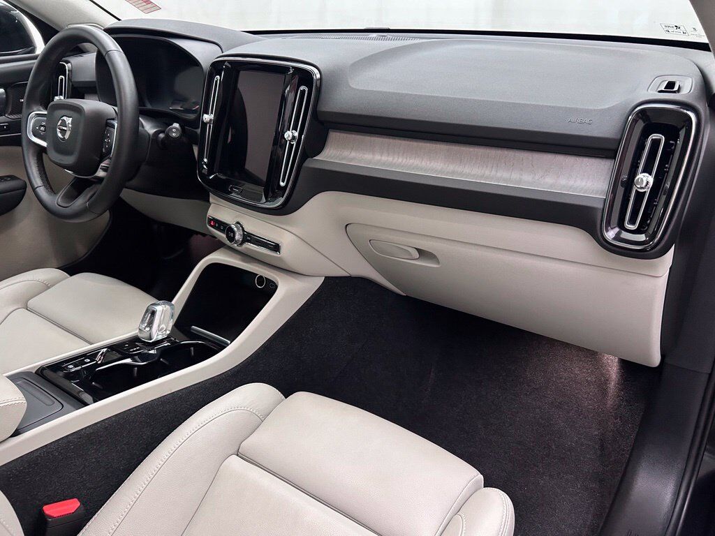 2025 Volvo XC40 B5 Ultra Bright Theme Portland OR