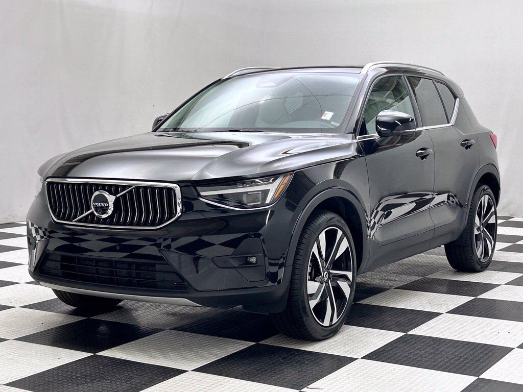 2025 Volvo XC40 B5 Ultra Bright Theme Portland OR