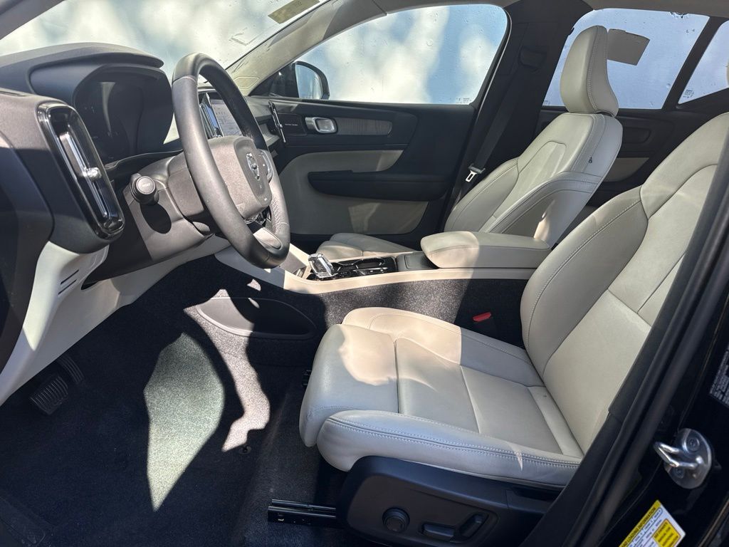 2025 Volvo XC40 B5 Ultra Bright Theme Portland OR