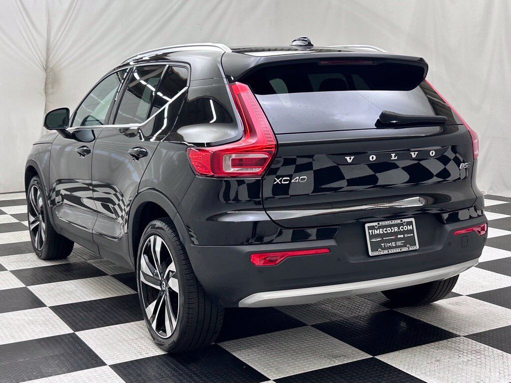 2025 Volvo XC40 B5 Ultra Bright Theme Portland OR