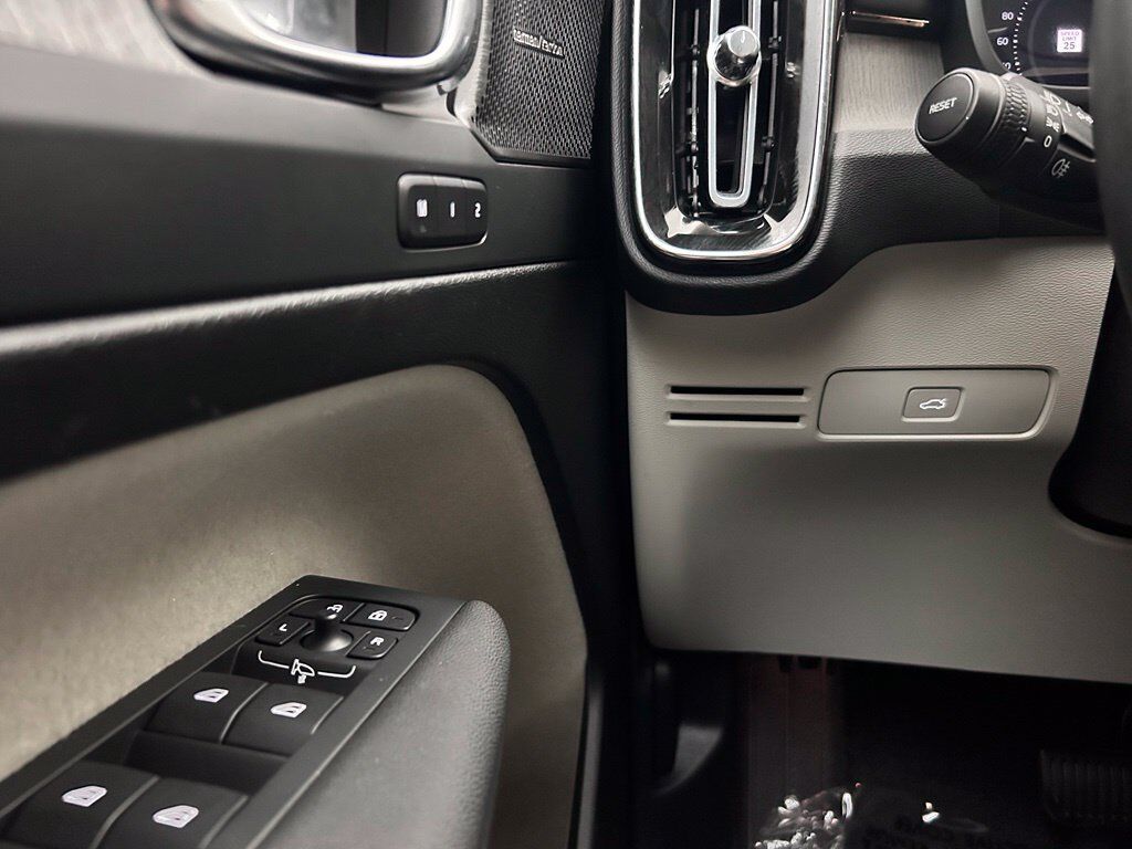 2025 Volvo XC40 B5 Ultra Bright Theme Portland OR