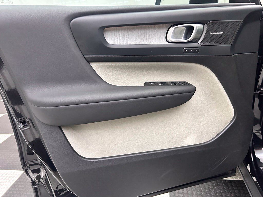 2025 Volvo XC40 B5 Ultra Bright Theme Portland OR
