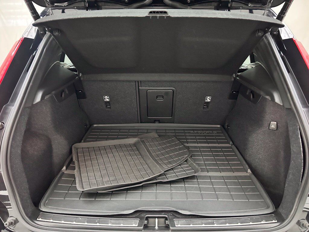 2025 Volvo XC40 B5 Ultra Bright Theme Portland OR