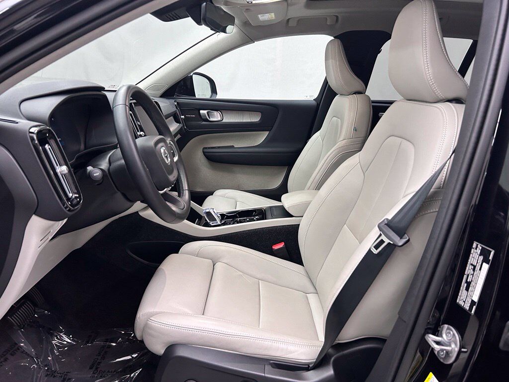 2025 Volvo XC40 B5 Ultra Bright Theme Portland OR
