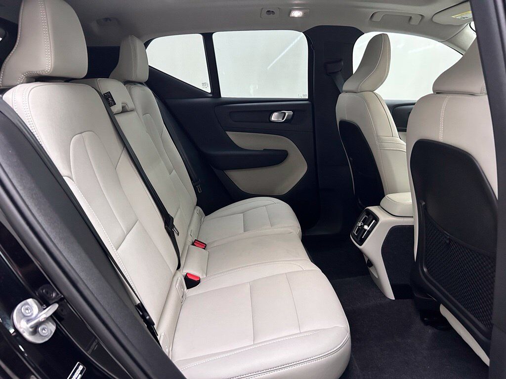 2025 Volvo XC40 B5 Ultra Bright Theme Portland OR
