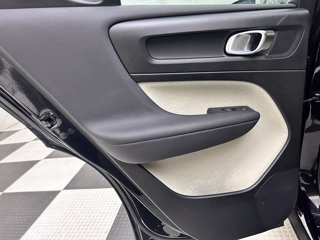 2025 Volvo XC40 B5 Ultra Bright Theme Portland OR