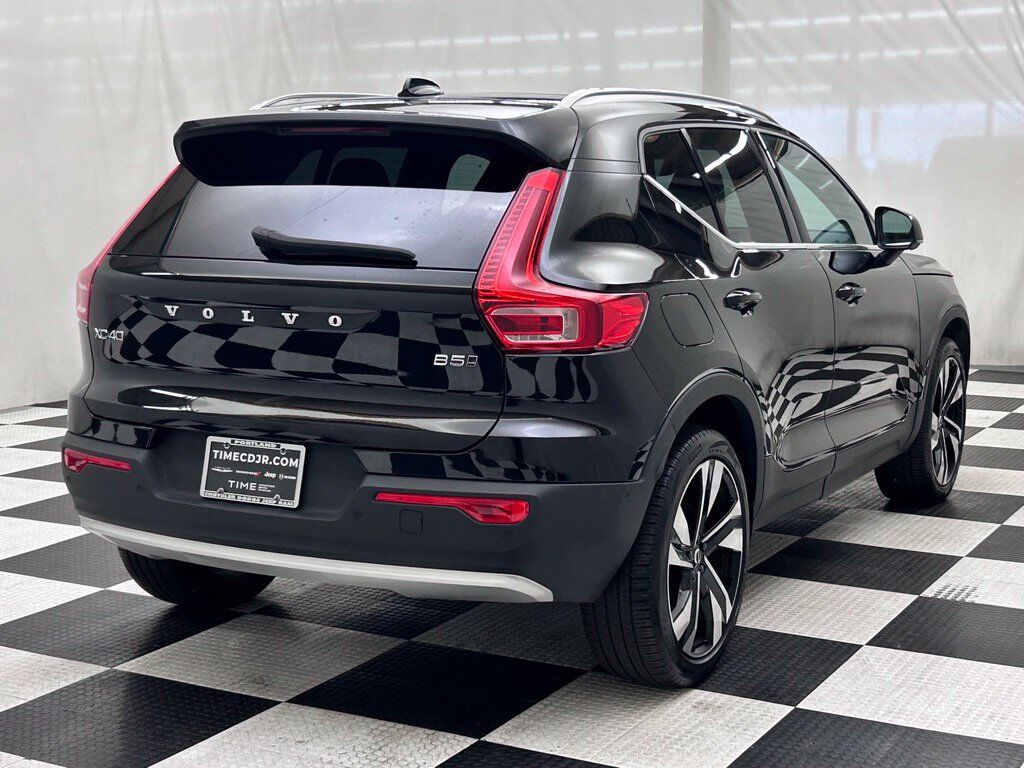 2025 Volvo XC40 B5 Ultra Bright Theme Portland OR