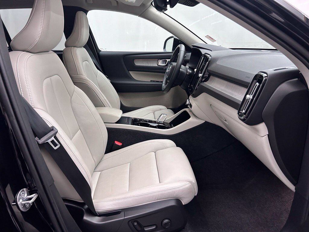 2025 Volvo XC40 B5 Ultra Bright Theme Portland OR