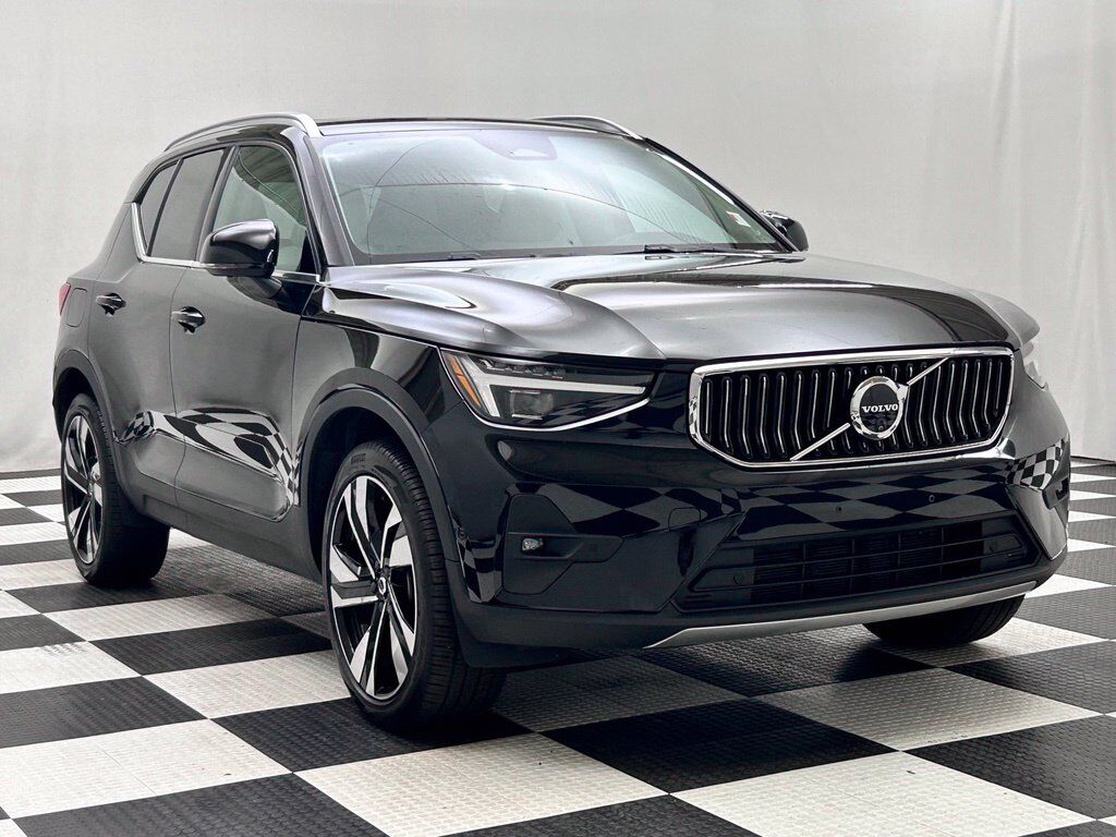 2025 Volvo XC40 B5 Ultra Bright Theme Portland OR
