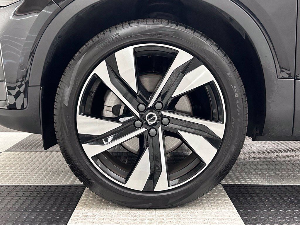 2025 Volvo XC40 B5 Ultra Bright Theme Portland OR