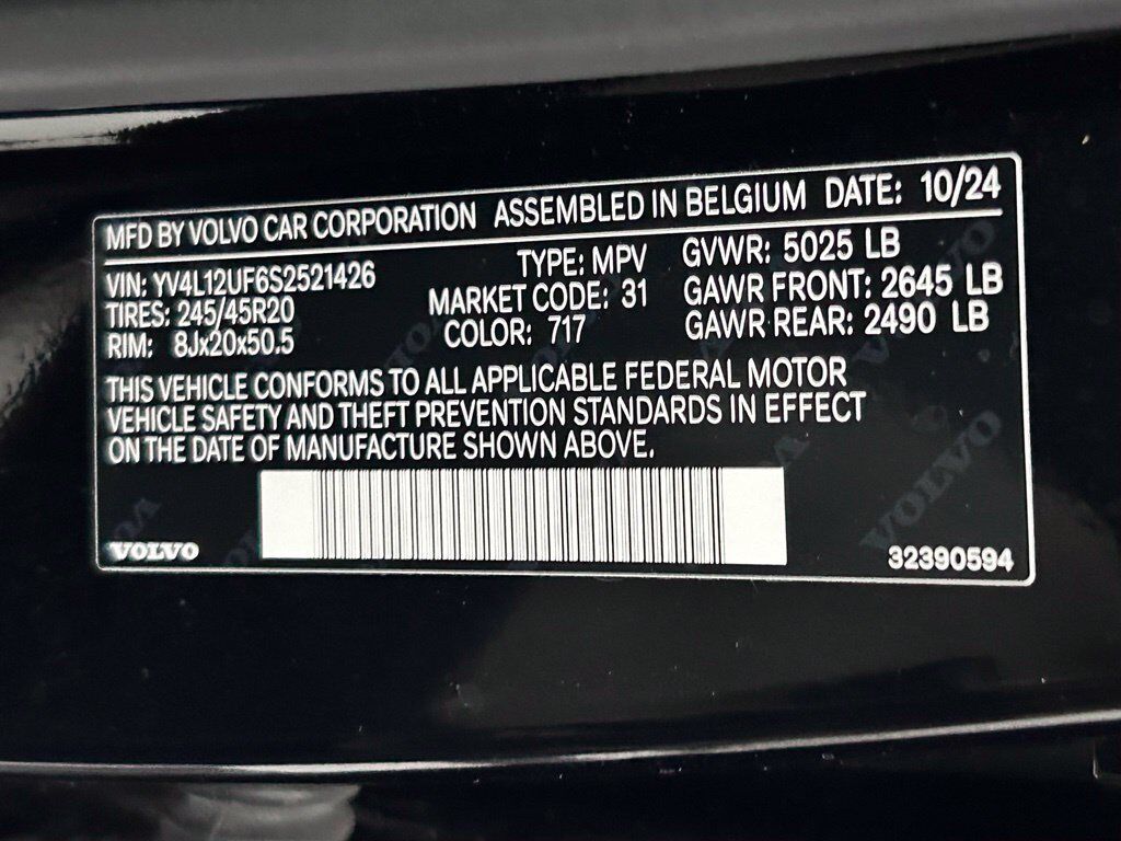 2025 Volvo XC40 B5 Ultra Bright Theme Portland OR