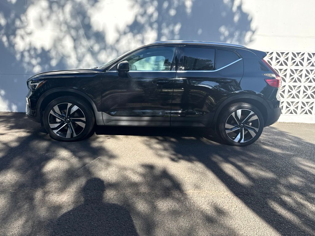 2025 Volvo XC40 B5 Ultra Bright Theme Portland OR