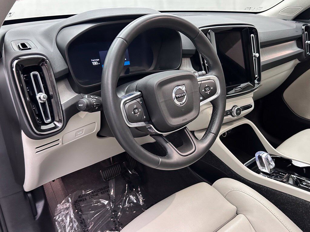 2025 Volvo XC40 B5 Ultra Bright Theme Portland OR