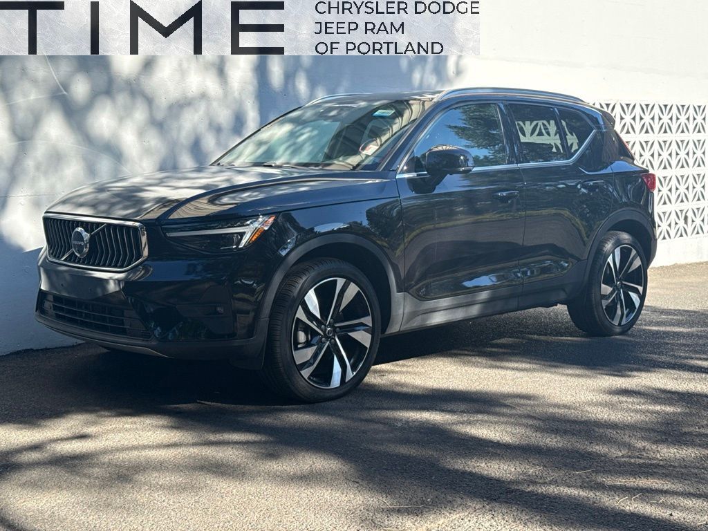 2025 Volvo XC40 B5 Ultra Bright Theme