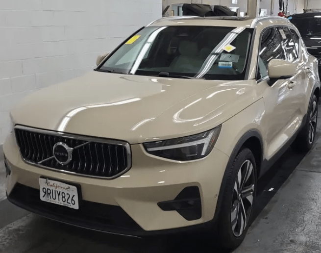 2025 Volvo XC40 B5 Ultra Bright Theme Portland OR