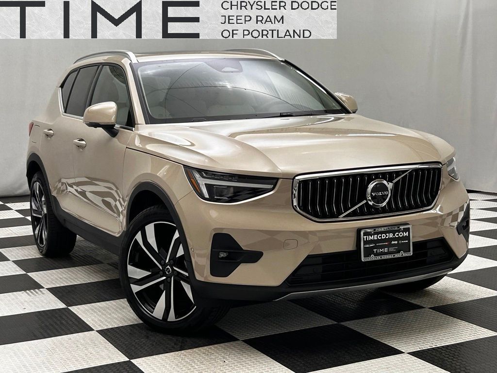 2025 Volvo XC40 B5 Ultra Bright Theme